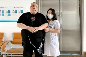 长春350斤男子接受减重手术缩胃减重 个案管理师妻子全程陪伴图片