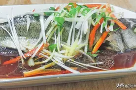 蒸鲈鱼时，只要撑握这2步，出锅肉质鲜嫩不腥也不柴，鲜香又下饭图片