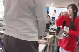 姜文：这特么是8岁？那些高出天际的小学生，究竟高的多离谱图片
