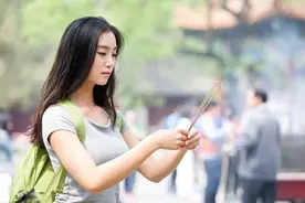去寺庙烧香时，跟菩萨说两个字，好运自来图片