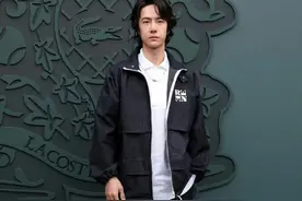 巴黎时装周，“脸垮掉，眼无神”的王一博，给所有小鲜肉上了一课图片
