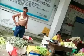 网传某地市场不让赤膊经营，男子怕热穿女士内衣摆摊，被调侃艺术图片
