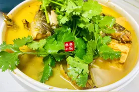 在家烧鱼炖豆腐，简单方便，又好吃，一家人一锅就够了图片