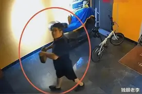 太解气！男子台阶泼油后续：身份被扒拘留赔钱，为全国人民所期盼图片