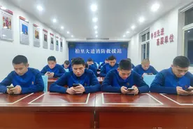 鹰潭柏里大道消防救援站开展作战训练安全理论考试图片