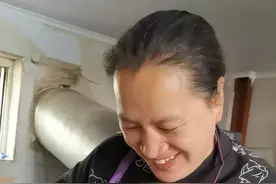 老板娘帮小伙烤串上热搜！老板霸气回应：淄博的烧烤店都能做得到图片