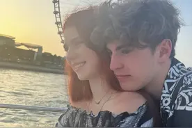 太甜了！17岁莎莎谈恋爱，连发3条动态高调官宣恋情，央视送祝福图片