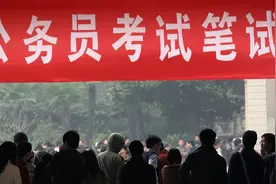 公务员喜提新制服，6大部门统一着装，每人3套且“免费使用”图片