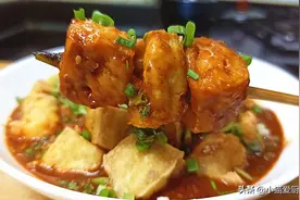 夜市爆款小吃“浇汁豆腐”，香辣美味好吃，其实在家就可以制作图片