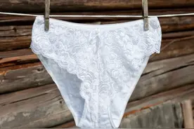 女性内裤上的黄色分泌物是什么？图片