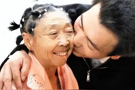 辣眼睛！网红86岁马玉琴扭秧歌，当众做不雅动作，围观大爷狂拍照图片