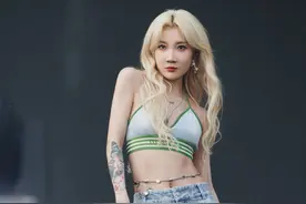 96年女歌手在音乐节上单手脱衣并甩向观众，引争议后回应：让大家看一乐呵，最热辣的还得是台下的你们图片