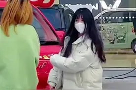 39岁未婚少女喜提新车，在闺蜜旁边手舞足蹈，闺蜜：祝你单身一生图片