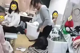 毁三观，女子和同事打闹，用力过猛竟把底裤扯两半，羞得不敢起身图片
