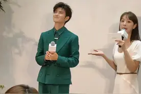 任嘉伦生图：脸巨帅，但身高是硬伤，乍一眼看似黄晓明图片