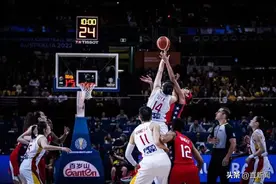 追平历史最佳！中国女篮获得世界杯亚军图片