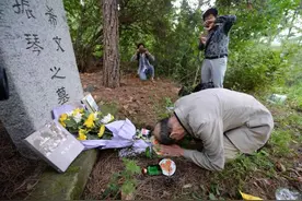 1976年日本团体访华，日籍翻译向黑龙江老农下跪：感谢你养育了我图片