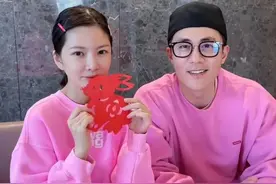 41岁杜淳晒全家福！甜蜜偷亲小11岁二婚老婆，女方一脸娇羞好恩爱图片