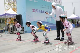苏州轮滑小将共度国际奥林匹克日图片