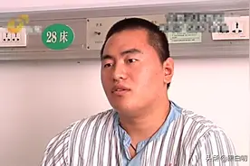 2011年，山东21岁小伙下肢被烧成“黑炭”，医生竟用10万只蛆治疗图片
