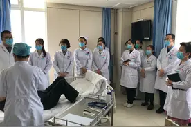 山东一医院查房全程说英语，病人能听懂吗？主任：有利学术交流图片