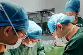老人腹中8斤肿瘤压弯脊柱，医生为他“零出血”切瘤图片