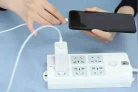 手机充电时，先插手机还是电源？弄错了会加速缩短电池的使用寿命图片