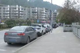 贵阳街头，消防栓被人改造成水龙头？！市民：开着车来拉水图片