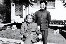 76年毛主席逝世后，周福明跪着为遗体最后一次理发，从此封刀停剪图片