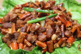 饭店的辣子鸡为啥又香又酥，偷偷告诉你诀窍，用料简单味道足图片