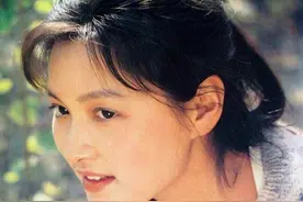 82年我因200元彩礼被退婚，转头娶隔壁村傻姑，三年后她后悔不已图片