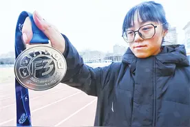逆风跑出不屈人生！济南姑娘世界残奥田径大赛百米夺银图片