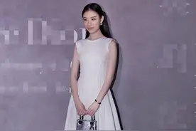 倪妮真是标准的沙漏身材，穿一身的紧致造型，但看着可一点都不勒图片