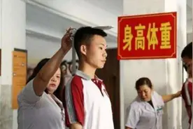 曾花16万断骨，只为长高7.2厘米的李亚诺，如今只能与后遗症为伴图片