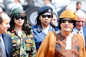 09年联大会场，卡扎菲携子演讲：摆弄15分钟手帕，骂了100多分钟图片