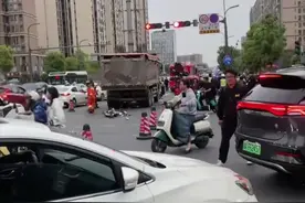 成都航空港发生车祸悲剧，现场惨不忍睹！珍爱生命，远离大货车图片