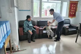 7岁男孩走失，民警帮助找到家人！图片