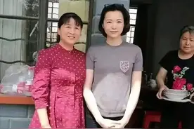 董卿回老家喝喜酒被围观！穿灰T黑裤与妇女无异，但气质却不普通图片