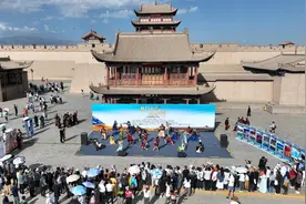 【丝路故事汇】嘉峪关关城“门庭若市”“关长”现场为游客书写通关文牒图片