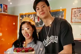 狗粮!柳鑫宇为王诗玥庆生,划火柴点亮蜡烛,给玥玥抹奶油一脸宠溺图片