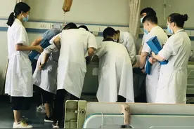 无证“医生”行医，每年工资减半，当医生必须得有证吗？图片