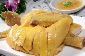 广东人分享白切鸡的做法，皮脆肉嫩，色泽金黄，年夜饭必备美食图片