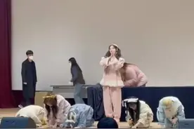 韩女团新年表演跪拜韩国民众，中国籍成员拒绝跪拜：中国人不能跪图片