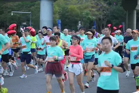 推着脑病儿子跑马、带爱犬照片参赛…今年的深圳马拉松好有爱！图片