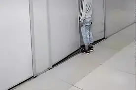 “我在门口等妈妈”戳中无数父母，你永远不知道孩子有多爱你图片