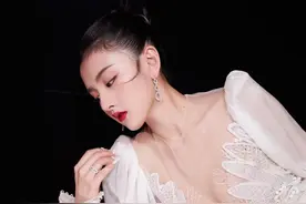宋祖儿陷偷税风波后首次机场露面：眼神畏缩低头一副做错事的样子图片