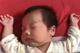 宝宝哼哼唧唧，这意味着什么？图片