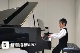 福州9岁少年边弹琴边炫表情，网友：绝对音感令人羡慕图片
