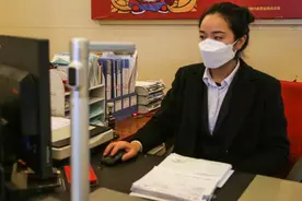 为避免钱贬值，2023年把存款换成什么保值？银行内部员工说漏嘴图片