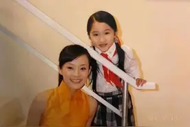 孙俪关晓彤还原18年前合照，两人变化太大，背同款包气质大不同图片